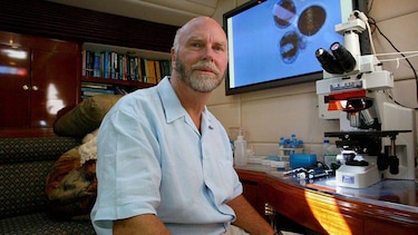 El polémico legado de Craig Venter, el científico que ayudó a descifrar el genoma humano