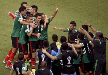 México vence 3-1 a Croacia y avanza a octavos