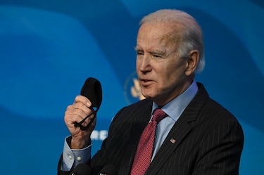 Biden denuncia como una ‘farsa’ distribución de vacunas de la Covid-19 en Estados Unidos