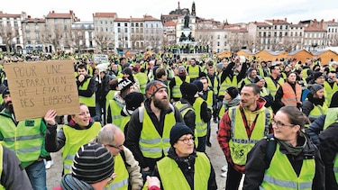 ‘Chalecos amarillos’ se toman París