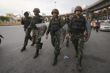 Junta militar de Tailandia reduce el toque de queda