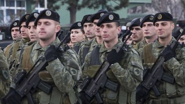 El Parlamento de Kosovo aprueba la creación de unas Fuerzas Armadas