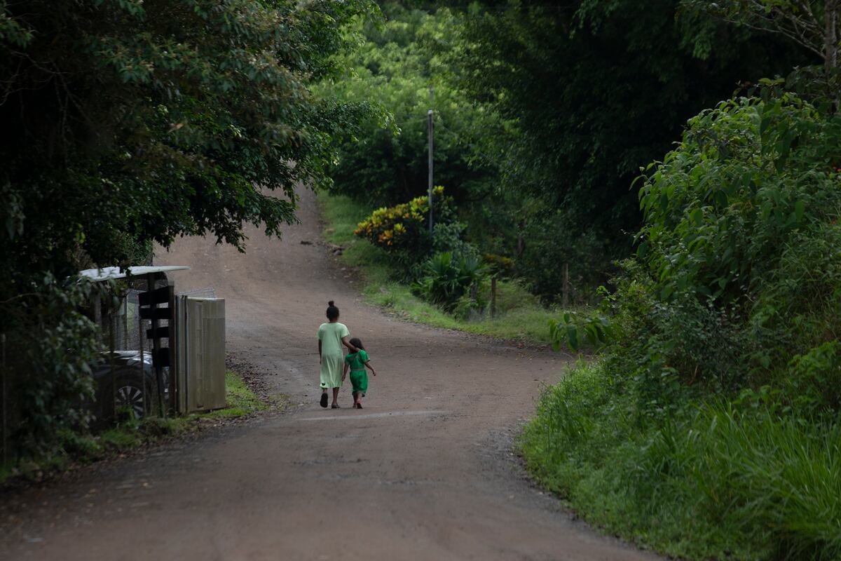 Los pueblos empapados de pobreza que caminan entre montañas ricas en oro y cobre