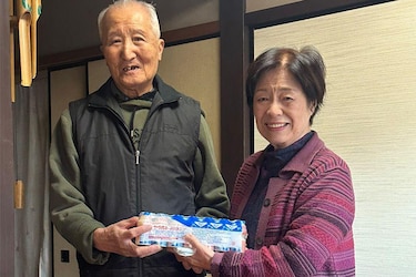 Las repartidoras de yogur que combaten la soledad en Japón, uno de los países más envejecidos del mundo