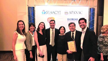 En reconocimiento a méritos científicos