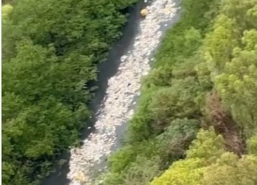Río Matías Hernández vuelve a llenarse de basura tras las primeras lluvias de 2026