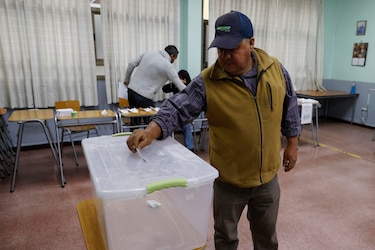 Abren los colegios electorales en Chile para segunda vuelta presidencial entre Jara y Kast