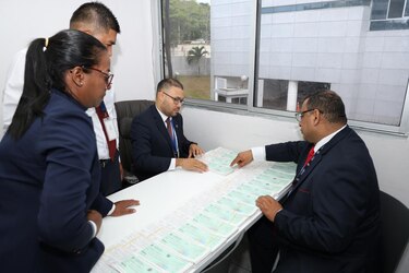 Cheques, filas y protesta: así se pagan ahora las quincenas en la Asamblea Nacional para detectar ‘botellas’
