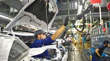 China bajará impuesto a los autos de EU