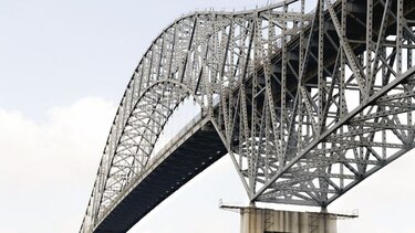 Mantenimiento del puente de las Américas, en revisión
