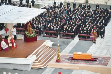 Benedicto XVI, el papa ‘sabio’, fue despedido por el papa Francisco ante miles de fieles