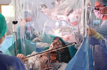 Violinista toca durante operación de cerebro para salvar sus manos