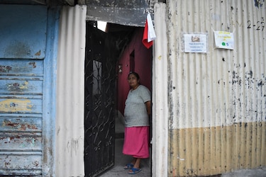 Guatemaltecos cuelgan banderas de colores para pedir ayuda ante pandemia