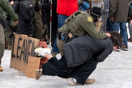 Minnesota acusa al FBI de impedirle acceder a evidencia sobre la mujer abatida por ICE