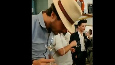 Escupir vino, la más reciente tendencia en distinción social