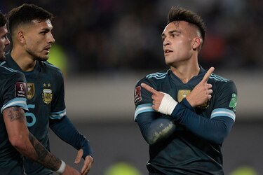 Argentina sufre pero sigue viaje a Catar; el VAR juega en el empate de Colombia y Ecuador