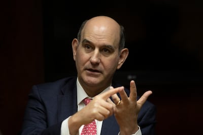 Chapman defiende estrategia para bajar costo de la deuda pública