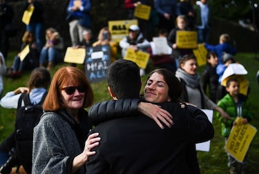 Manifestantes protestan en Pittsburgh contra visita de Trump a sinagoga