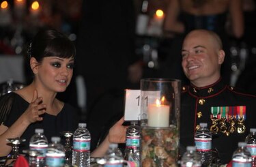 Mila Kunis acompaña a soldado estadounidense en fiesta de 'marines'
