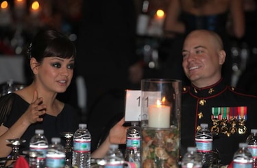 Mila Kunis acompaña a soldado estadounidense en fiesta de 'marines'