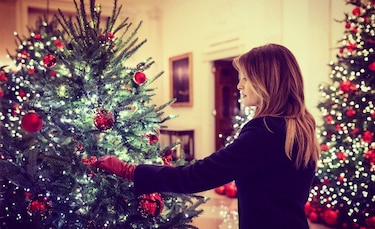 Melania Trump  presenta las decoraciones navideñas de la Casa Blanca