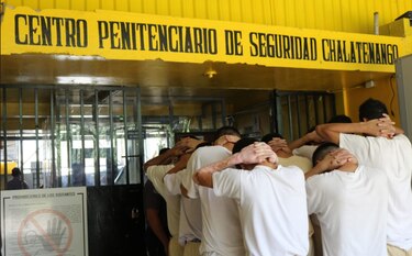 Gobierno salvadoreño realiza traslada 'estratégico' de más de 3 mil pandilleros