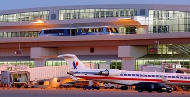 Hombre se cuela en aeropuerto y sube a un avión en busca de su novia