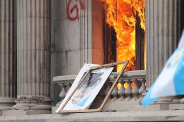 Manifestantes incendian sede del Congreso de Guatemala; piden la renuncia del presidente Giammattei