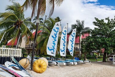 La paradisíaca isla del Caribe donde sus habitantes no tienen derecho a usar las playas