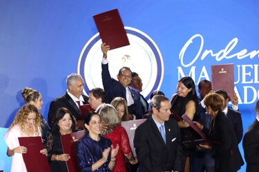 Meduca premia a docentes con 17 vehículos; asegura que fueron donados por empresas