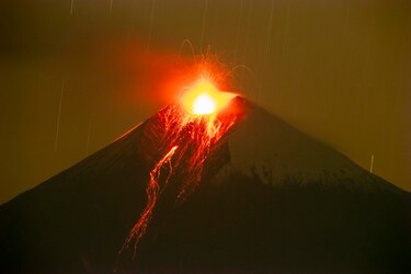 El volcán ecuatoriano Sangay arroja ceniza y derrama material magmático por su cráter