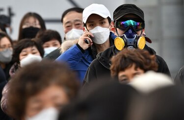 Epidemia de coronavirus desacelera en China, pero impone medidas drásticas en otros países