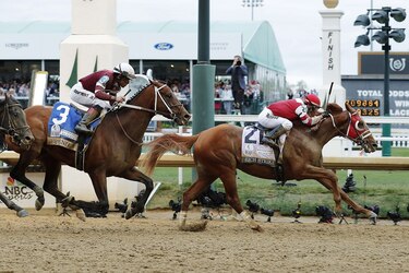 El ejemplar Rich Strike del jinete venezolano Sonny León gana el Derby de Kentucky