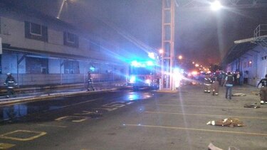 Bomberos controlan incendio en antiguas oficinas del MOP de Curundú