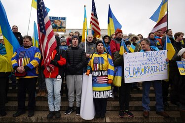 Cientos de personas se manifiestan en la capital de Estados Unidos en apoyo a Ucrania