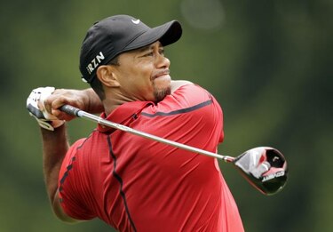 Tiger Woods abandonar Bridgestone por molestias en la espalda
