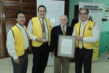 Premian a fundación panameña por su ayuda a personas con discapacidad auditiva