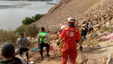 Al menos 25 muertos al caer autobús a un abismo en Perú