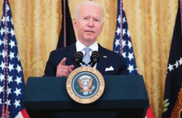 Biden insta a empleados federales a que se vacunen