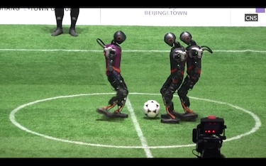 El partido de fútbol entre robots que mostró escaso nivel de destreza