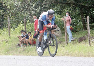 Panameño Jurado afronta la última etapa de montaña como líder de la Vuelta 