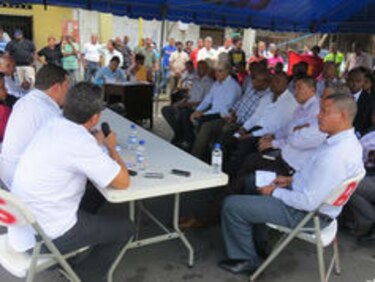 Colonenses protestan en las oficinas de Ensa