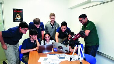 Jóvenes panameños estudian las estrellas desde el aula