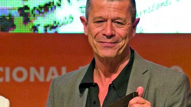 Carrère recibe premio FIL