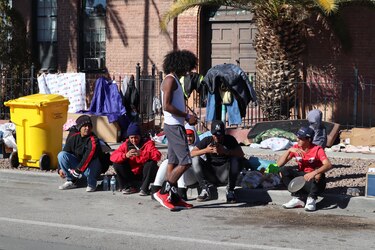 Texas envía buses con migrantes a la casa de Kamala Harris en Nochebuena