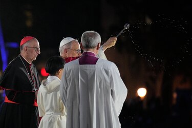 El papa bendice la Torre de Jesús de la Sagrada Familia, obra del ‘arquitecto de Dios’