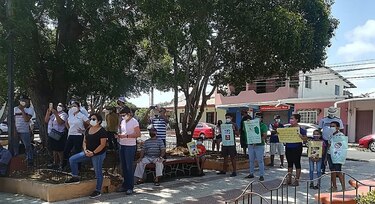 Santeños protestan por poda y tala de árboles