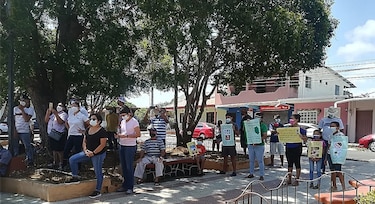 Santeños protestan por poda y tala de árboles