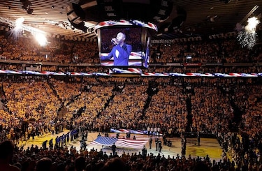 Aficionado cae de segundo nivel en el coliseo de los Warriors