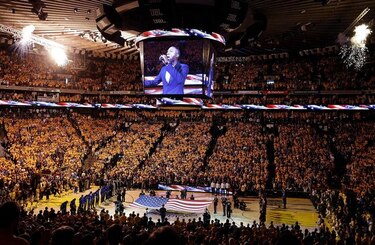 Aficionado cae de segundo nivel en el coliseo de los Warriors
